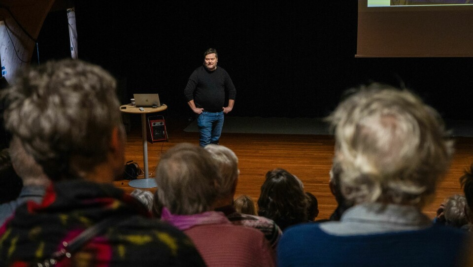 FOREDRAG: På Vestnes Seniorakademi lytter tilkomne spent på det Roger har å si.