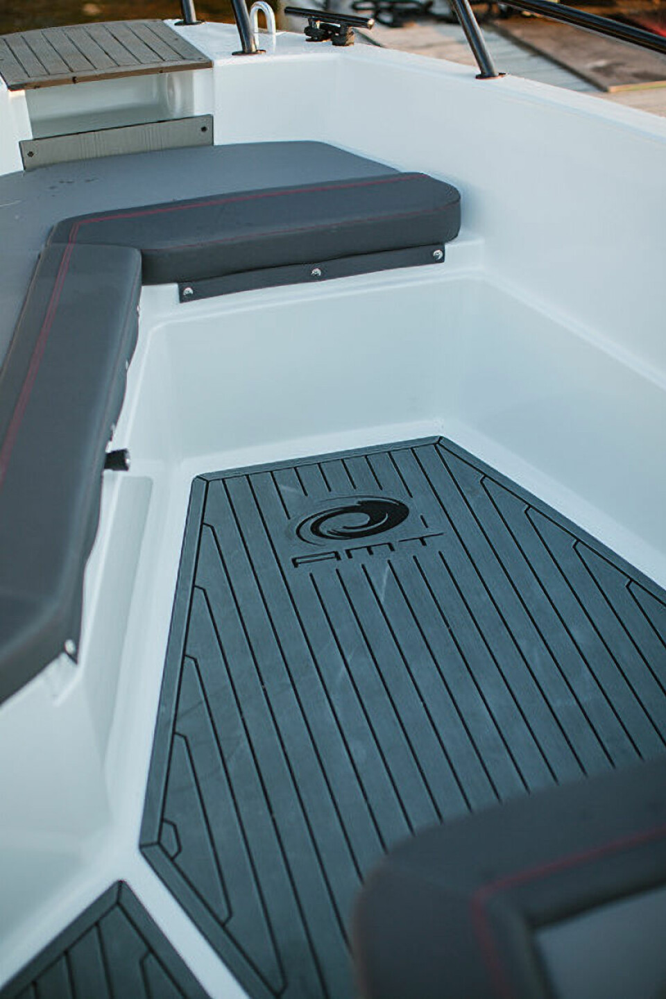 PENT: Grått dørkbelegg gir lun følelse, men puter forut koster ekstra.