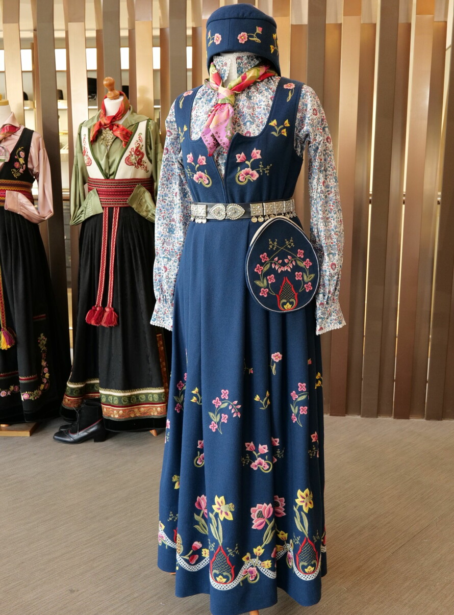 GUDBRANSDALEN: Til Grafferbunaden hører det en hvit skjorte til, men slik ser den ut med en blomstrete skjorte.