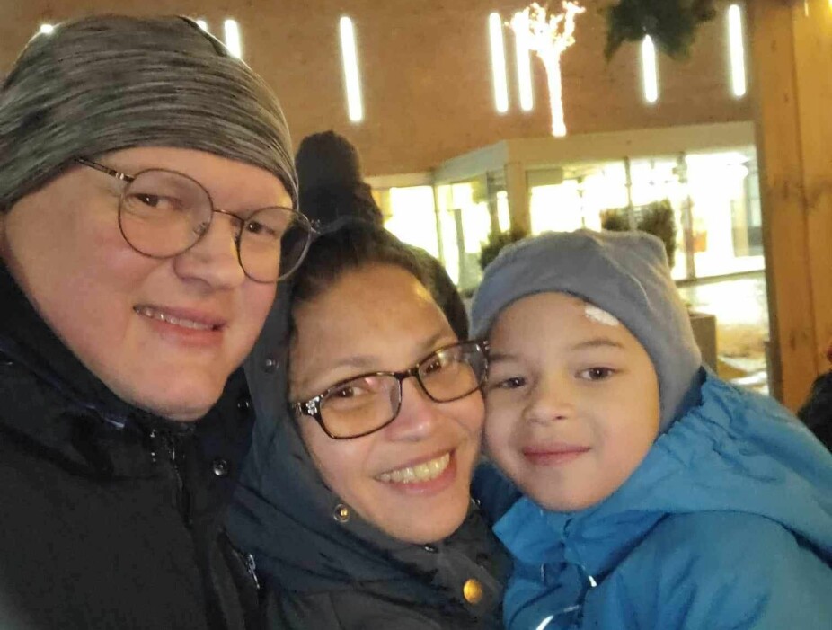 STÅR SAMMEN: Jan Egil Sætre har fått en vanvittig brutal kreftdiagnose. Kona Luzminda Cana og sønnen Daniel står fjellstøtt ved hans side.