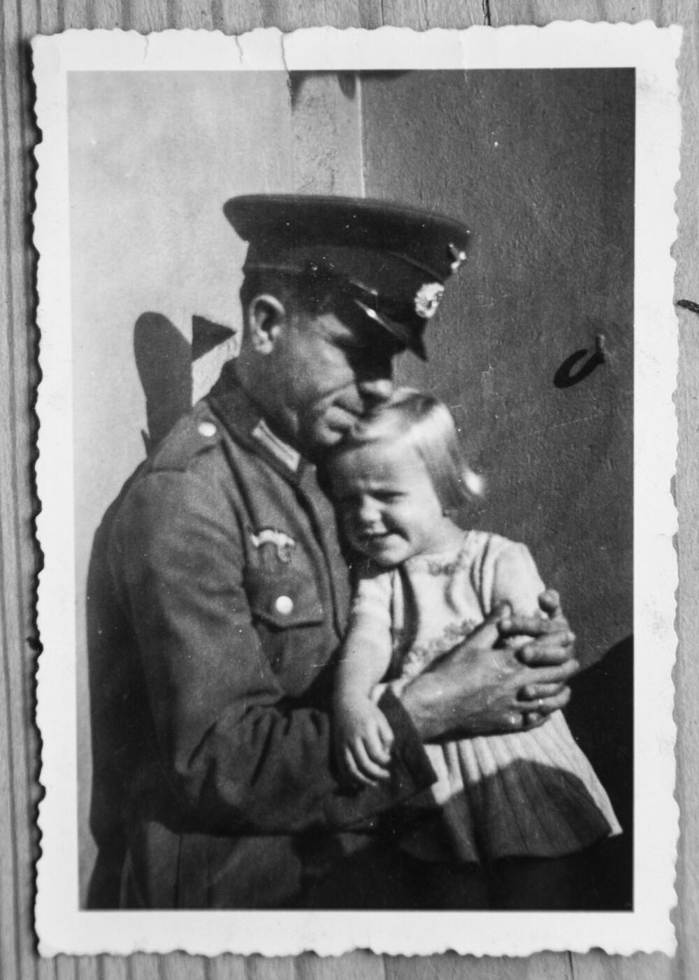 <b>KORT MØTE:</b> Heinz med datteren Bente i 1943, da hun og moren besøkte ham i Tyskland.