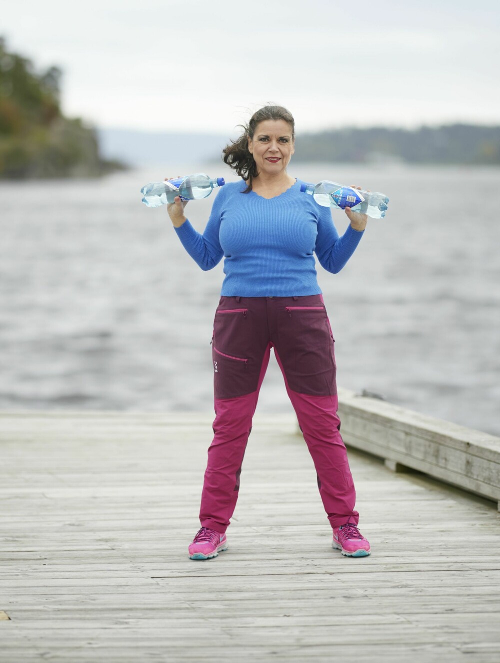<b>SKULDERPRESS 2:</b> Bruk gjerne et par flasker med vann som vekter når du skal trene armene. Denne øvelsen trener tre muskelgrupper på én gang. I denne posisjonen er det skuldrene som blir sterkere.