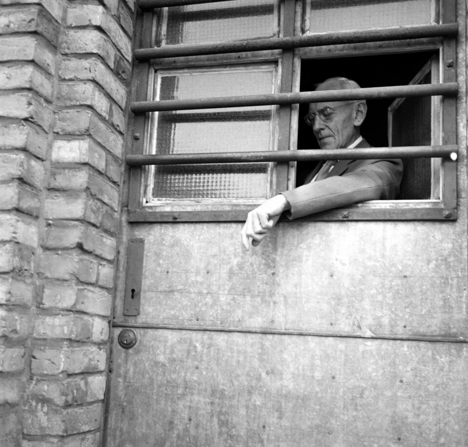 KUNSTSTYKKE: Ansatte i Botsfengselet studerte måpende hvordan fangene hadde klart å få opp den ene låsen ut til luftegården ved å stikke en arm gjennom sprinklene og manøvrere en dirk eller nøkkel inn i den ene låsen. Den andre låsen ble brutt opp med en skrutvinge.