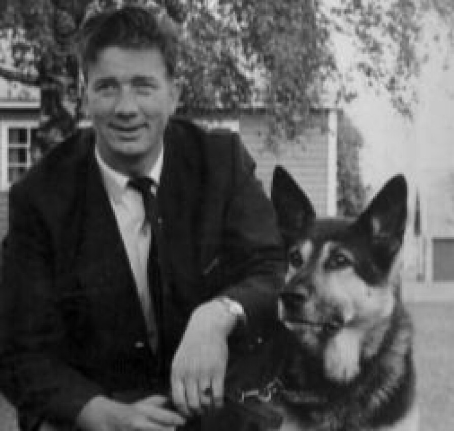<b>EKVIPASJE I SKUDDET:</b> Politihunden Peik, som ble skutt av rømlingene, sammen med hundefører Andreas Øverland.