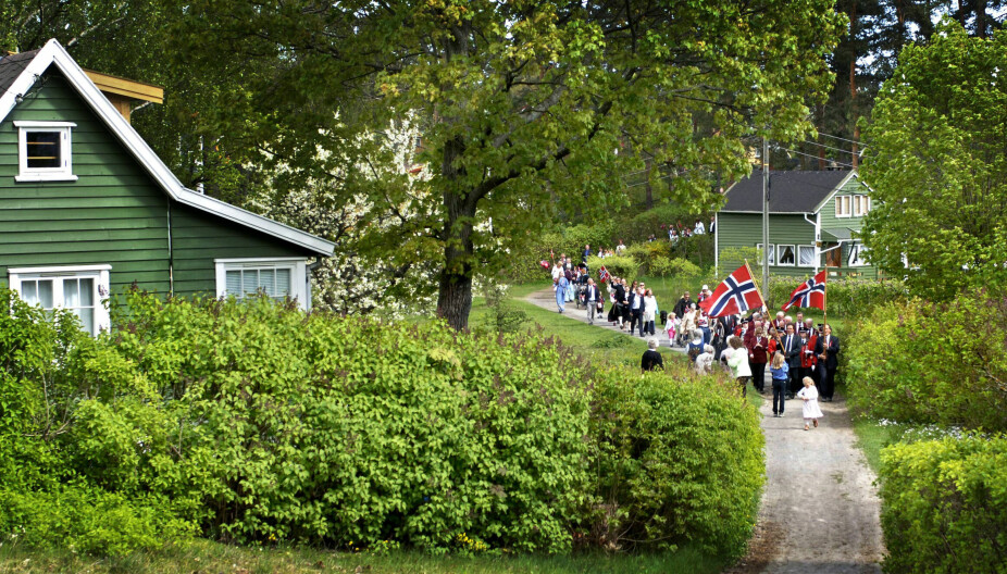OSLO, LINDØYA: 17. mai-feiringen på Lindøya med tog og innleid korps fra Torshov. En tradisjon som startet på 1930-tallet.