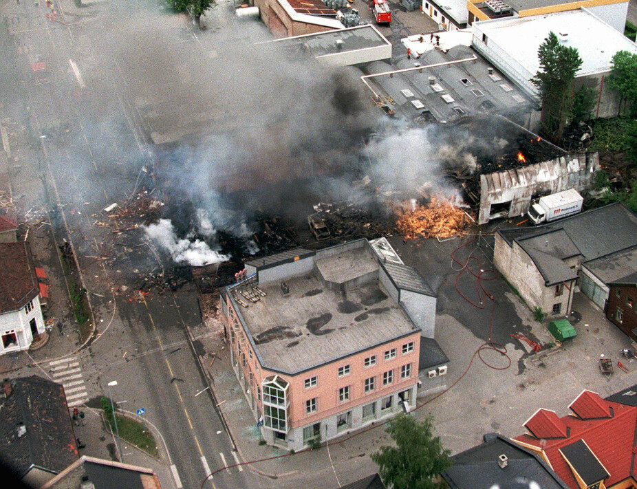 EKSPLOSJONSFARE: Brannen etter bomben mot Bandidos-hovedkvarteret truet med å utløse en eksplosjon som kunne ramme det meste av Drammen sentrum. Brannkonstabel Jo Anders Solberg var midt i brannen. Samboer Vibeke fulgte med på sambandet hjemmefra.