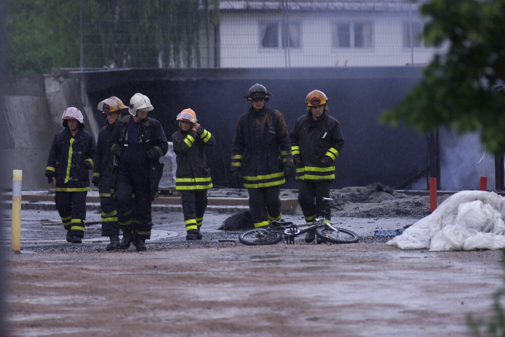 <b>EKSPLOSJON:</b> Etter tunneleksplosjonen ved Brakerøya i Drammen. Her er redningskorpset i aksjon.