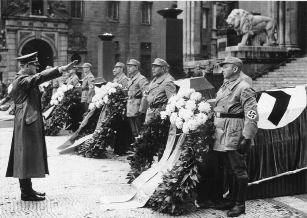 <b>FIKK SELVTILLIT:</b> Adolf Hitler selv skal ha betraktet det mislykkede attentatet som bevis på at han var usårbar og på at forsynet ville at han skulle lykkes. Her under minnemarkeringen for de syv døde under Elsers attentat.