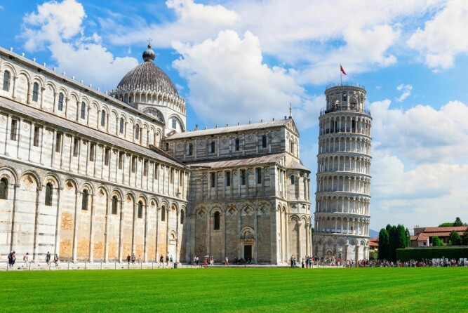 <b>PÅ SKJEVE:</b> Det 55 meter høye tårnet i Pisa ble påbegynt i 1173 og sto ferdig i 1399. Det begynte å helle til den ene siden på grunn av svak grunn da arbeidet med tredje etasje begynte i 1178.