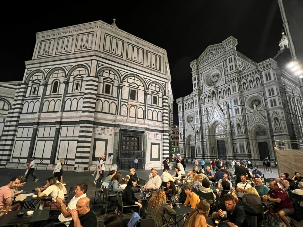 <b>UVIRKELIG:</b> Man tror nesten man er på et filmsett når man tar en drink ute i Firenze. Det nærmeste bygget, som ser ut som en teaterkulisse, er dåps­kapellet Battistero di San Giovanni. Rett bak skimtes den berømte katedralen Santa Maria del Fiore. 