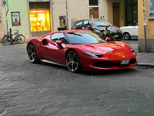<b>HELLIGDOM:</b> De smale gatene i Firenze er kanskje ikke som skapt for Ferrari, selv om merket nesten har samme status som paven i Italia. 