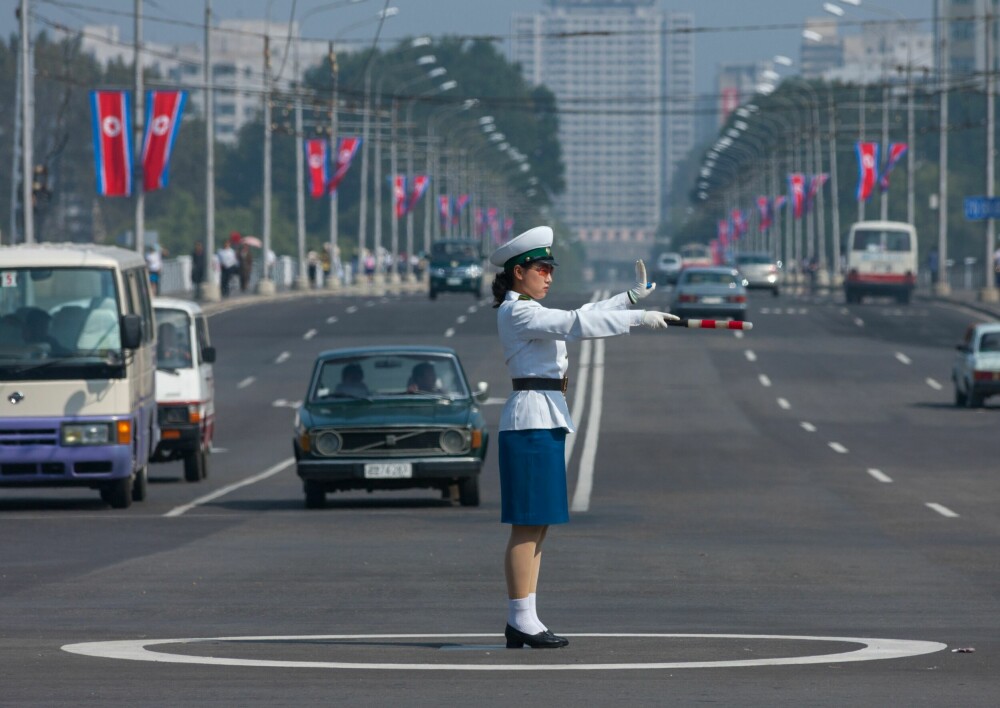 <b>SVENSK I BYBILDET:</b> 1000 mørkegrønne Volvo 144 ble bestilt og levert til Nord-Korea i 1974. Bilene har vært holdbare. Denne ble fotografert i hovedstaden Pyongyang i september 2008. Trass i god kvalitet; koreanerne har ikke betalt for bilene på 50 år.