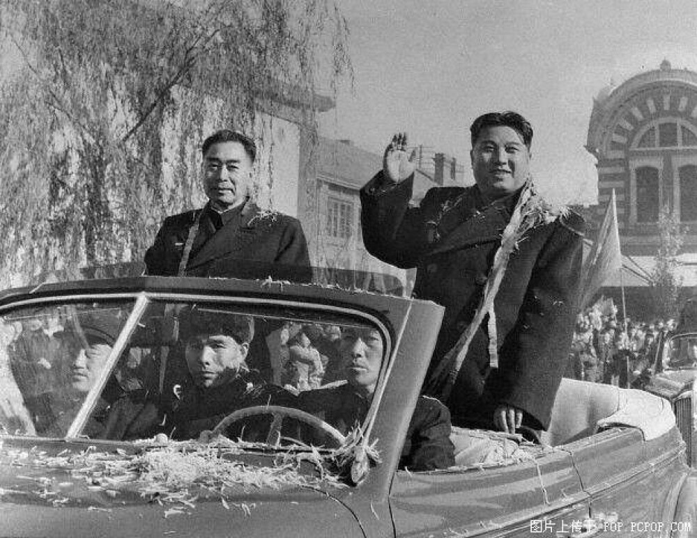 <b>HELLER SVENSK ENN FLAK:</b> Kim Il-sung tok imot den kine­siske toppolitikeren Zhou Enlai på tampen av 1950-tallet − før Nord-Koreas store far, sol, leder osv. hadde oppdaget fortreffelig­heten ved svenske biler.