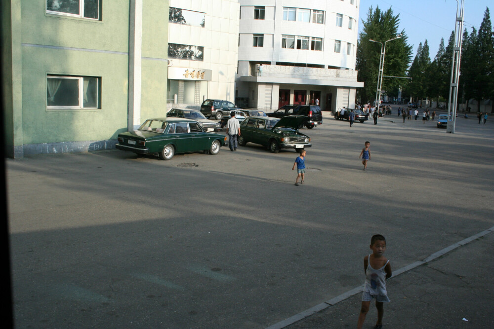<b>DELEBILER:</b> Volvoene skulle settes inn i personbefordring i Nord-Korea, og er blitt kjært felleseie i det lukkede landet. Bildet er tatt i 2011 foran T-banestasjonen Yongwang i hovedstaden.