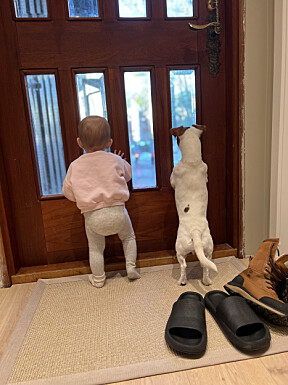 To gode venner: Sanne og familiens hund Nova venter på pappa.