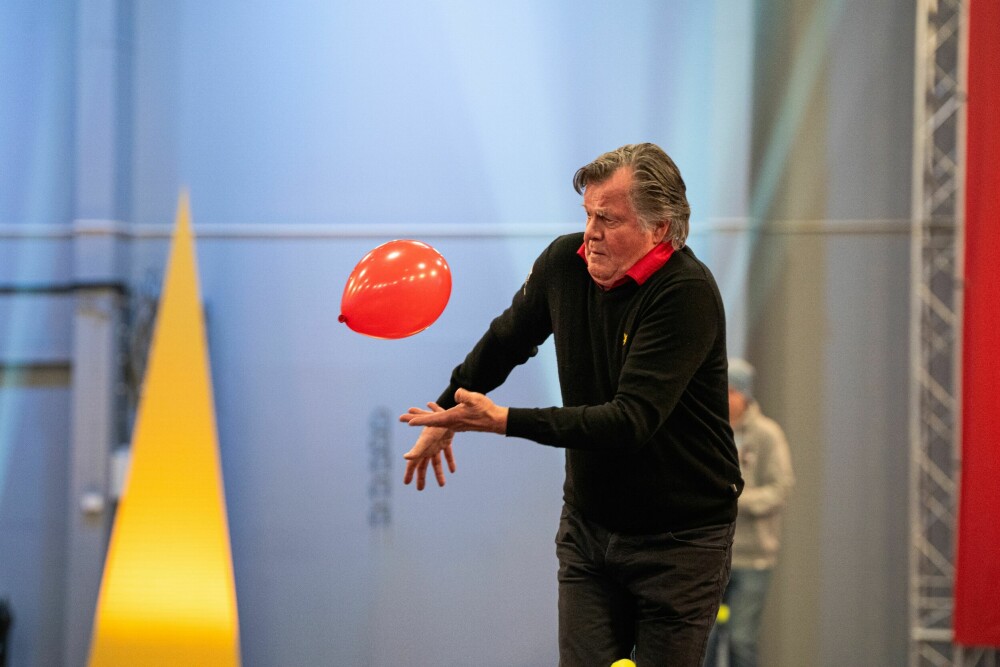 <b>LEKEN 76-ÅRING:</b> Her er Anders i farta under en ballongkonkurranse i TVNorges «Sistemann ut». Han forteller at deltagelsen var en skjønn fryd.