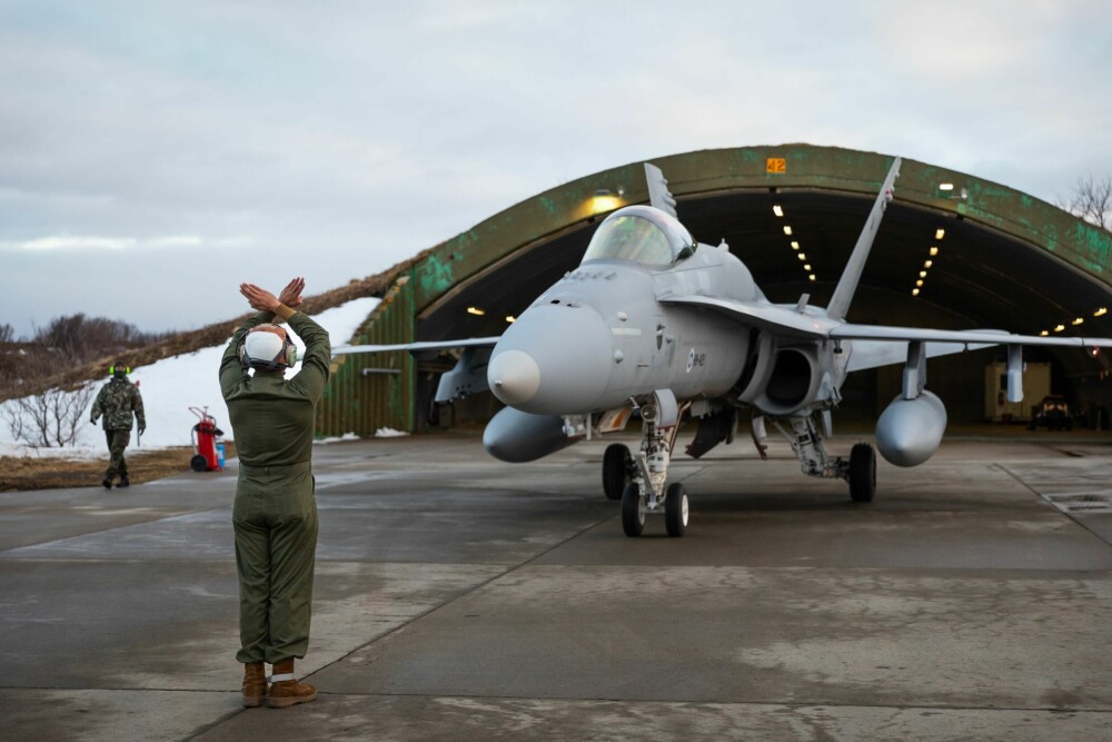 <b>MOTTAKELSE:</b> Finsk F-18 Hornet blir tatt imot av amerikansk bakkemannskap på Andøya. 