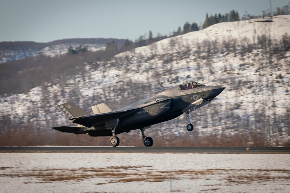 <b>B-VERSJONEN:</b> Amerikansk F-35B lander på Evenes under Nordic Response 2024.