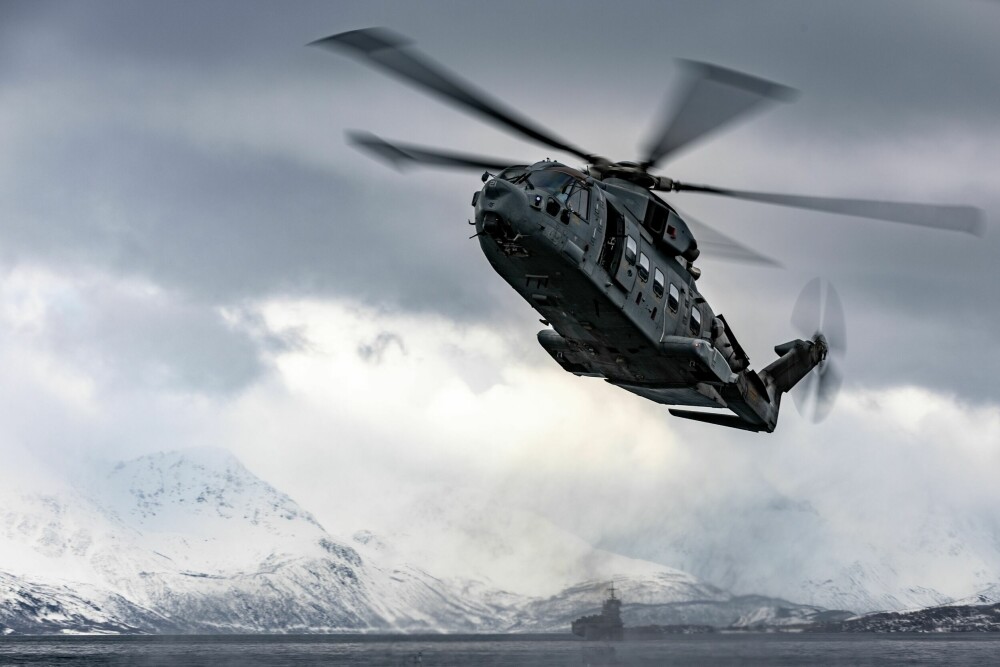 <b>MILITÆR VERSJON:</b> AgustaWestland AW101 med dansk flagg under trening i Badderfjorden i Troms. Dette er en militær versjon av Norges nye redningshelikopter, SAR Queen.  