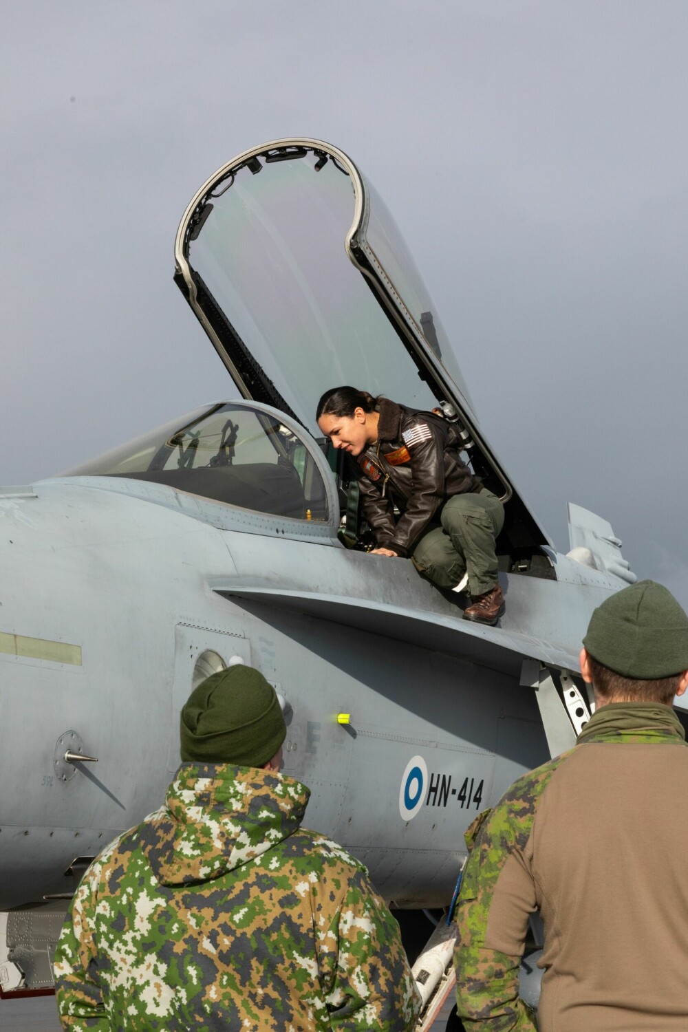 <b>WHAT DO YOU GOT:</b> En amerikansk marinepilot sjekker ut finske F-18 på Andøya flystasjon. Som finnene stilte også det amerikanske marinekorpset med F-18-fly til Nordic Response. 