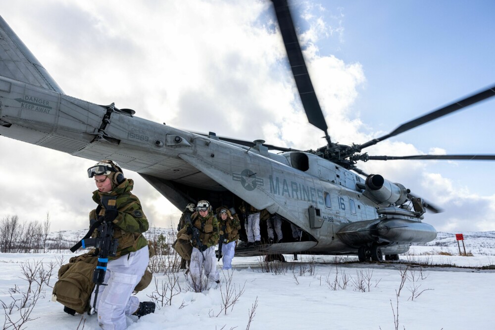 <b>TUNGVEKTER:</b> Norske soldater har fått haik med et Sikorsky CH-53E Super Stallion fra US Marines. Bildet er fra Cold Response 2022. 