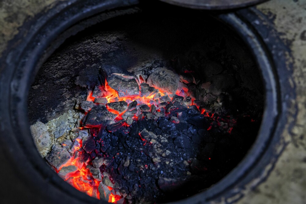 <b>− BEDRE ENN VED OG STRØM:</b> Kull er fremdeles en av de fremste kildene til strøm i verdensmålestokk. Her brenner kull i ovnen til Alexander Koševoj.