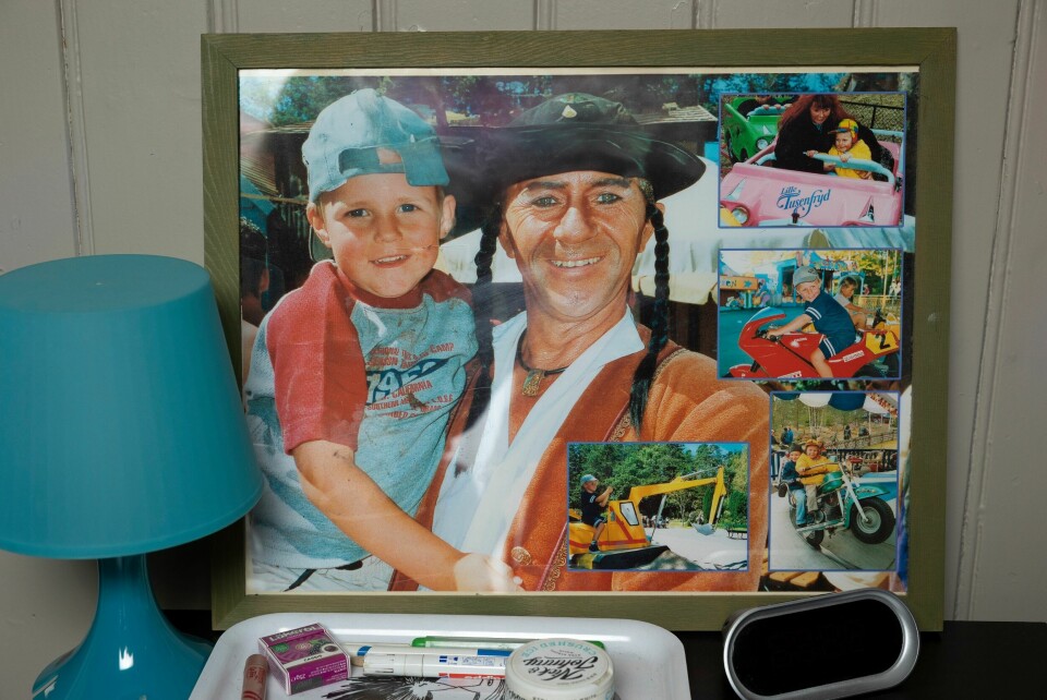 DYREPARKEN: Familien har mange glade minner fra både inn- og utland. Her er Benjamin som barn på besøk hos Kaptein Sabeltann og mannskapet hans.