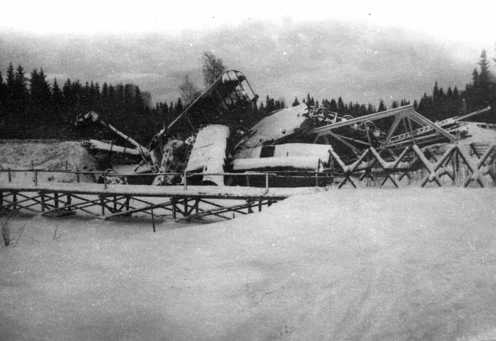 <b>JØRSTAD BRO:</b> I januar 1945 kjørte et tysk troppetog i elven etter en sabotasjeaksjon ved Jørstad bro i Snåsa kommune. Slike aksjoner ble mulig fordi jernbaneansatte deltok i et strengt hemmelig etterretningsarbeid.