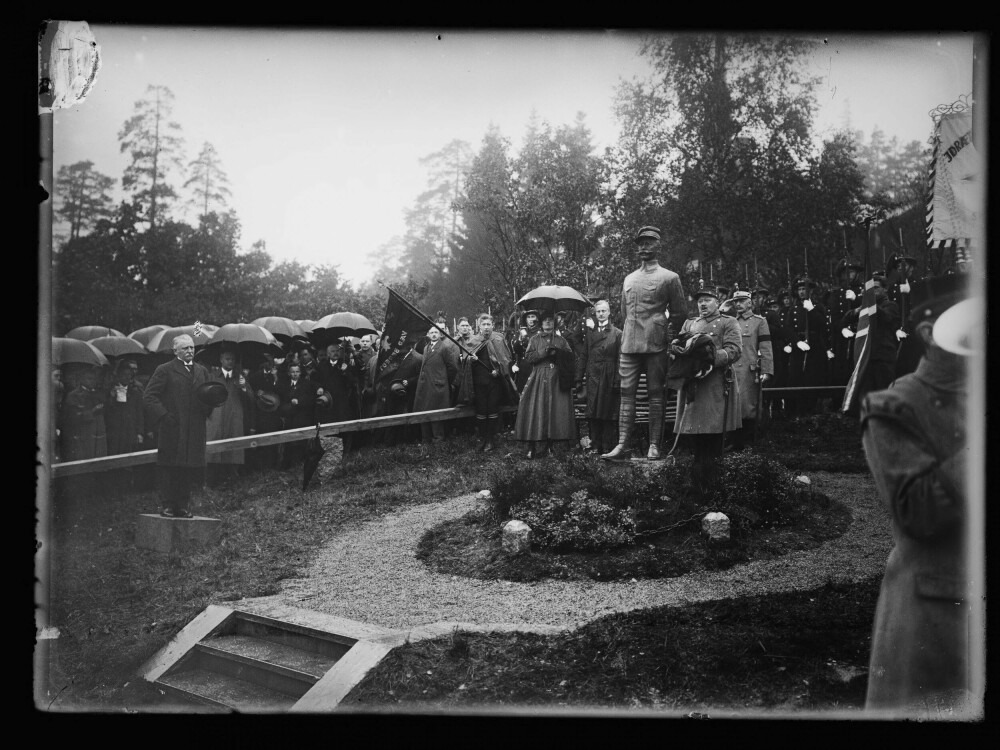 <b>HØYTIDELIG:</b> Det var bra opp­møte ved avdukingen av statuen i Kollen i 1924. En bauta er også reist på hjemstedet hans, Luster.
