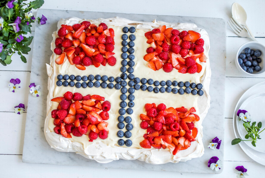 17. MAI-PAVLOVA: En pavlova i langpanne med eggekrem/vaniljekrem er perfekt når du har mange gjester.