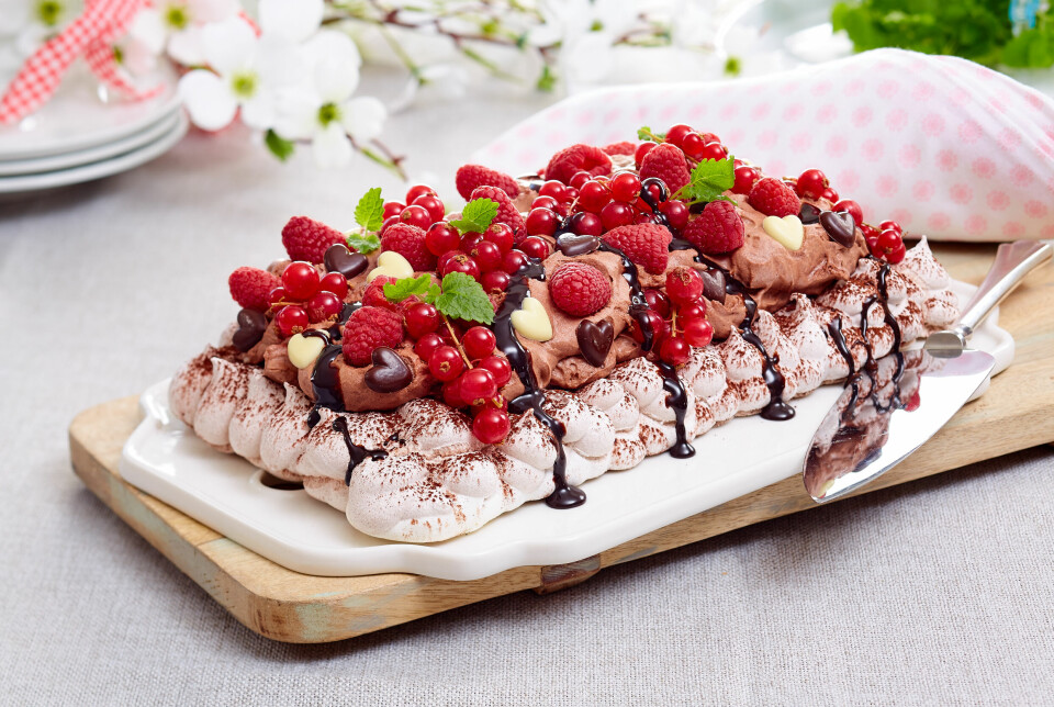 PAVLOVA MED SJOKOLADE: Med sjokolademousse på toppen kan dette være et fint alternativ til sjokoladekake.