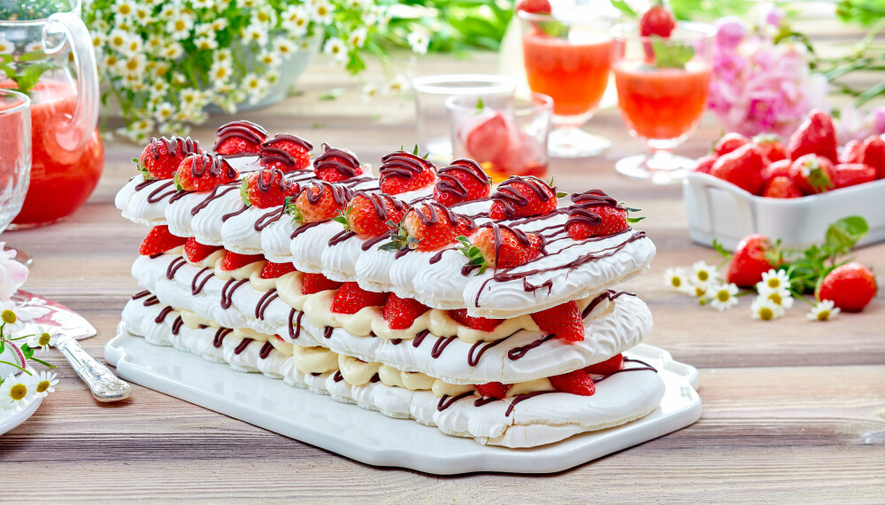 <b>AVLANG PAVLOVA:</b> Lag en pavlova som er både høy og lang – og som smaker fortreffelig.