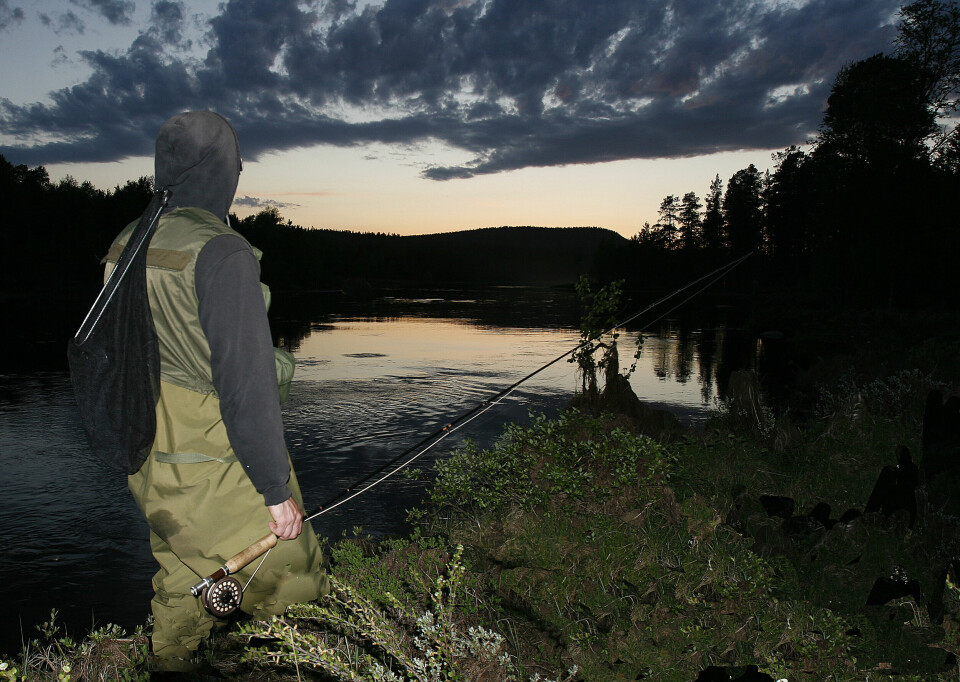 PÅ RYGGEN: Under aktivt fiske er det en fordel at håven ikke er i veien. En god løsning er å feste den på ryggen med et system så den lett kan tas løs med ei hånd.