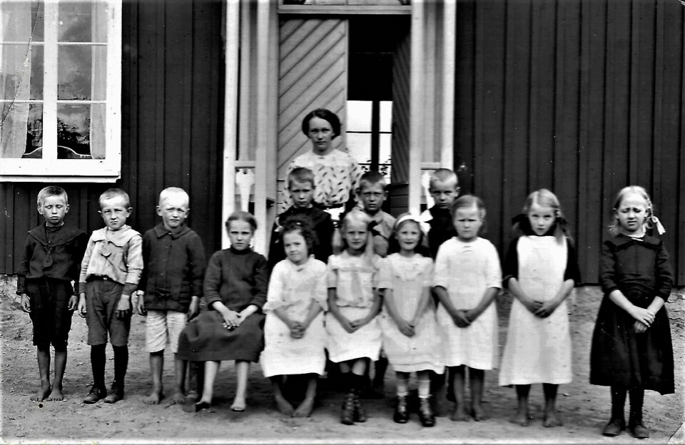 KLASSEBILDE: Ester står lengst til høyre på klassebildet, litt til ved siden av de andre elevene.