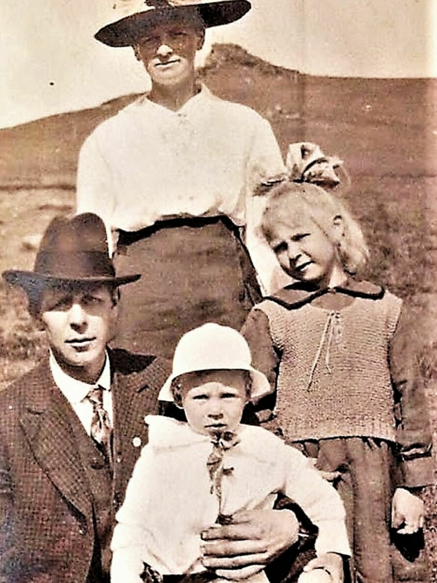 MOREN: Esters mor, Emma, giftet seg med Ragnar i USA og fikk barna Hugo og Ethel.