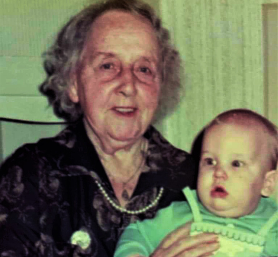 BARNEBARN: Ester på gamle dager med barnebarnet Henrik.