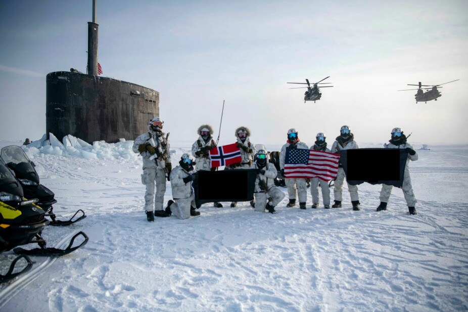<b>SJELDENT SYN:</b> Norske og amerikanske marinejegere poserer foran atomubåten USS Hampton. Den første samøvelsen mellom Marine­jegerkommandoen og en amerikansk ubåt i Polhavet sender et viktig signal om NATOs evne og vilje til å markere seg i Arktis.