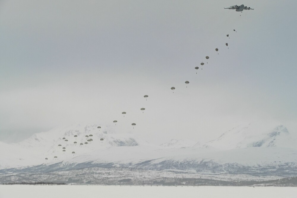 <b>ARKTISK SJOKK:</b> I mars viste USA evnen til å forflytte en større avdeling med kampklare fallskjermsoldater direkte fra Alaska til Takvatnet i Indre Troms under øvelsen Arctic Shock.