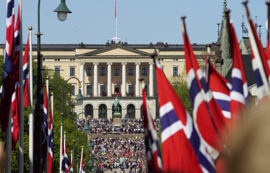 I meteorologi sono ottimisti: i meteorologi sono fiduciosi che il 17 maggio sarà relativamente mite e che le probabilità di pioggia non supereranno il 30%, secondo le previsioni 11 giorni prima della festa nazionale. Qui, il Castello di Oslo è fotografato sotto il sole splendente del 2022. I meteorologi sono ottimisti: i meteorologi sono fiduciosi che il 17 maggio sarà relativamente mite e che le probabilità di pioggia non supereranno il 30%, secondo le previsioni 11 giorni prima della festa nazionale. Qui, il Castello di Oslo è fotografato sotto il sole splendente del 2022.