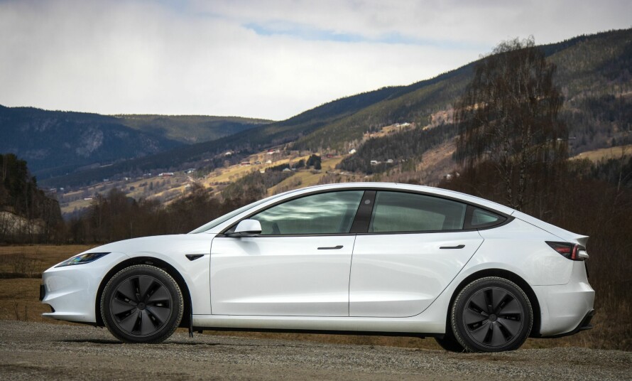 PROFIL: Under karosseriet skjuler også den rimeligste Tesla Model 3 viktige forbedringer i faceliftversjon.