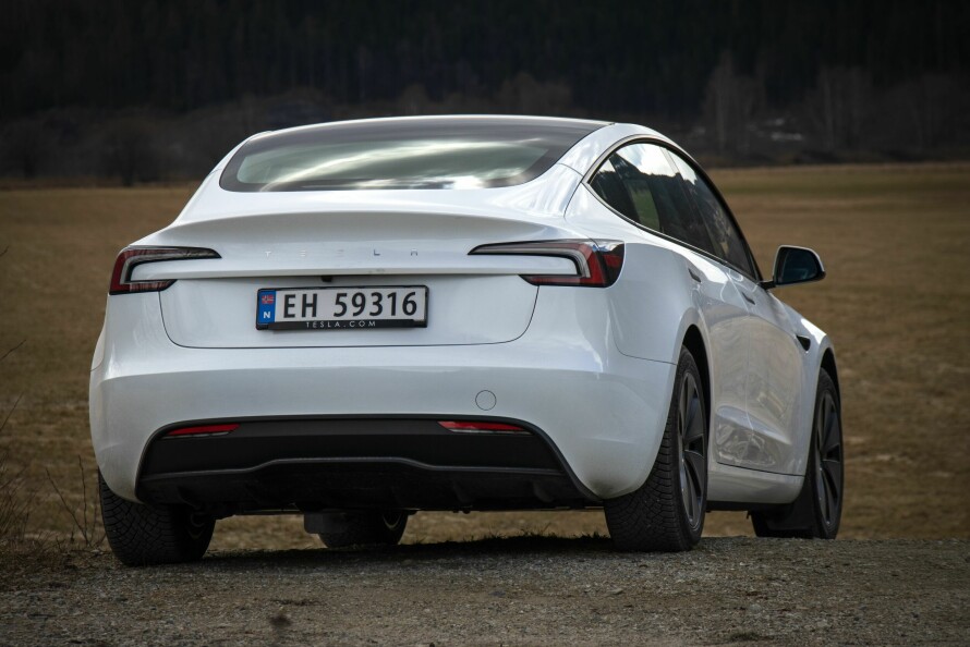 HEKK: Selv om endringen er mindre synlig bak enn foran, er inntrykket mer moderne i faceliftversjonen av Tesla Model 3