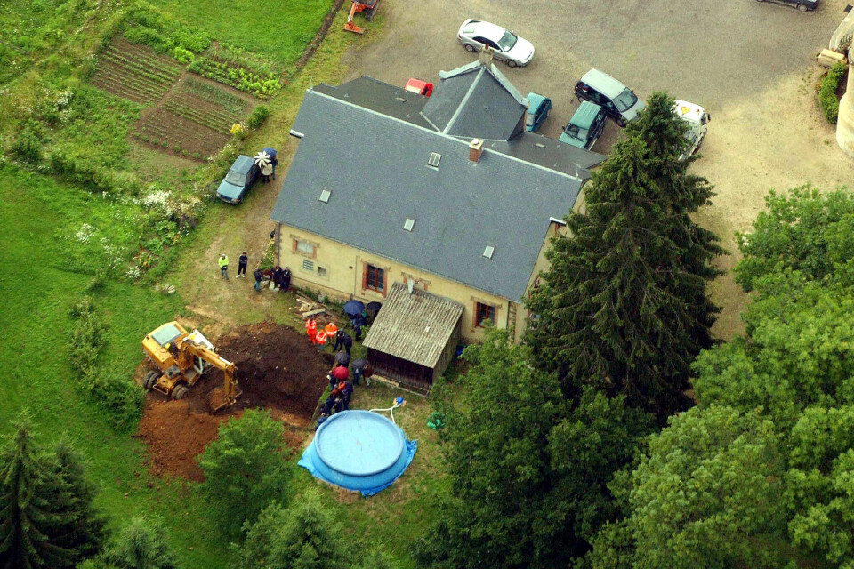 GRAVER ETTER LIK: Politiet leter med gravemaskin etter ofre ved Château du Sautou. Fortsatt er levningene etter kvinner Fourniret og Olivier har bortført og drept, ikke funnet.