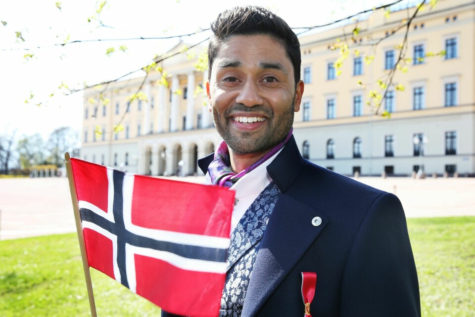 KLAR FOR FEST: Noman Mubashir debuterer som utegående reporter under NRKs 17. mai-sending i år.