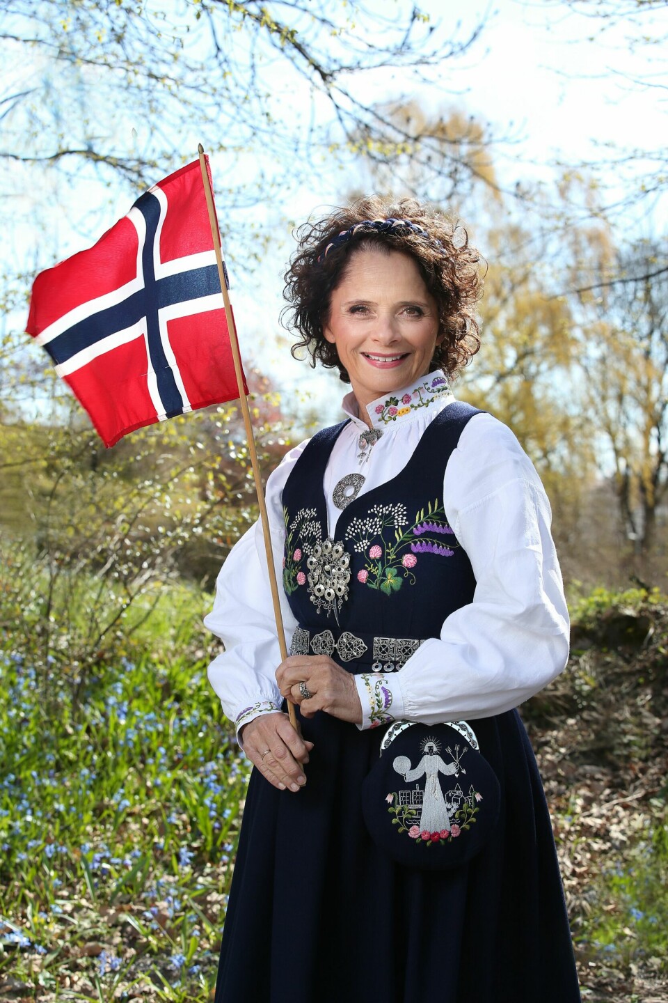 KLAR FOR FEIRING: Kirsti Falch-Nilsen kommenterer barnetoget, og Nadia Hasnaoui leder direktesendingen fra Slottsplassen på 17. mai – akkurat slik de gjorde i fjor.