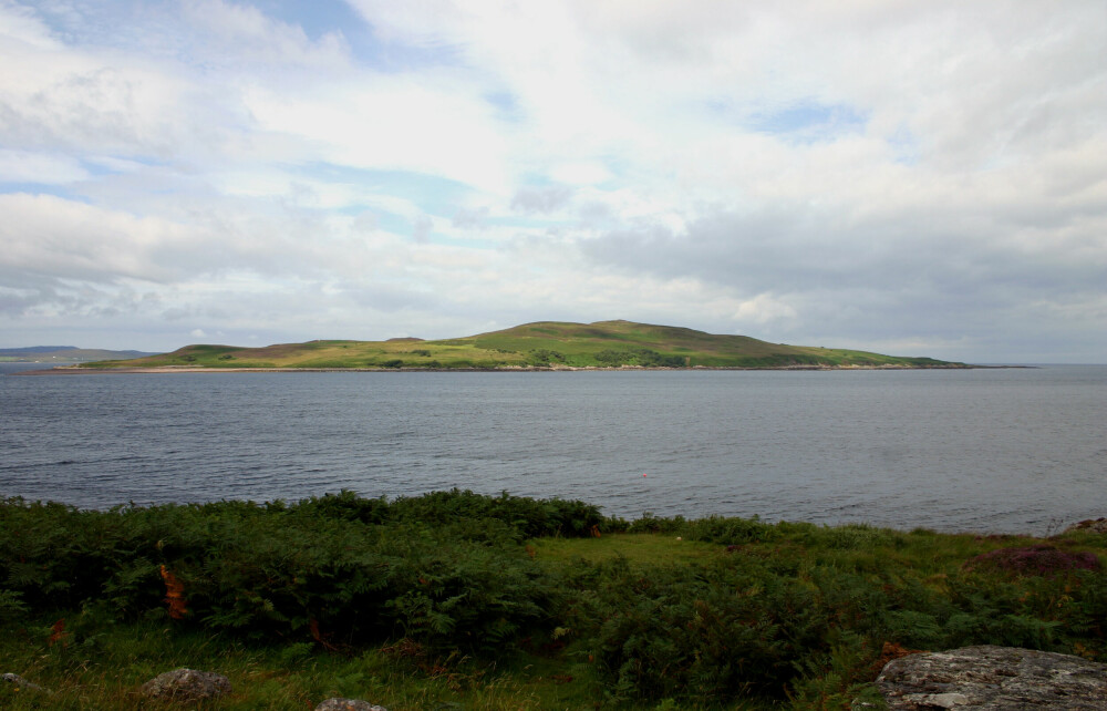 <b>MILTBRANNØYA:</b> Gruinard Island utenfor Skottland var prøveområde for biologiske våpen under 2. verdenskrig. <br/>Her ble sauer og andre dyr transportert ut for å dø av miltbrann (innfelt). De døde forsøksdyrene ble brent, men de testansvarlige klarte likevel ikke å begrense smitten til øya.
