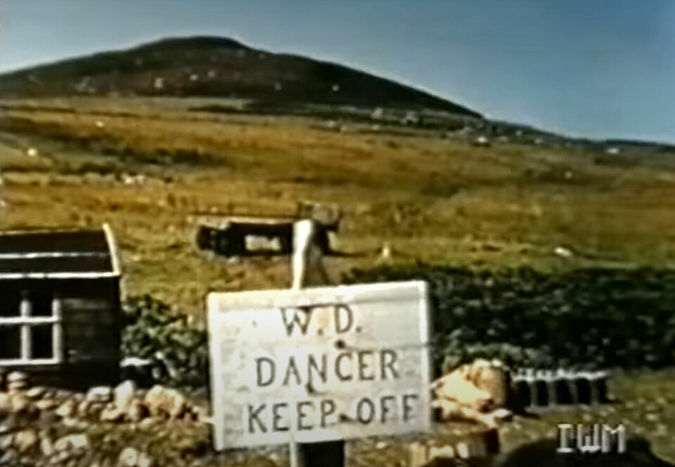 KLART BUDSKAP: Allerede da eksperimentene ble gjennomført under 2. verdenskrig, ble forbipasserende gjort oppmerksom på at den vakre øya Gruinard var et bakteriehelvete. Frem til i dag har besøkende blitt advart mot å gå i land på grunn av fare for miltbrannsmitte.