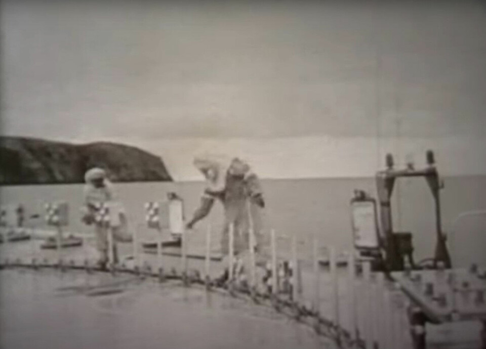 OPERASJON HEKSEGRYTE: Britiske militære og forskere klargjorde bur med rotter før de ble dusjet med byllepest-bakterier. Det forskerne ikke tenkte på, var at en fiskeskøyte var på vei inn i farvannet bak.