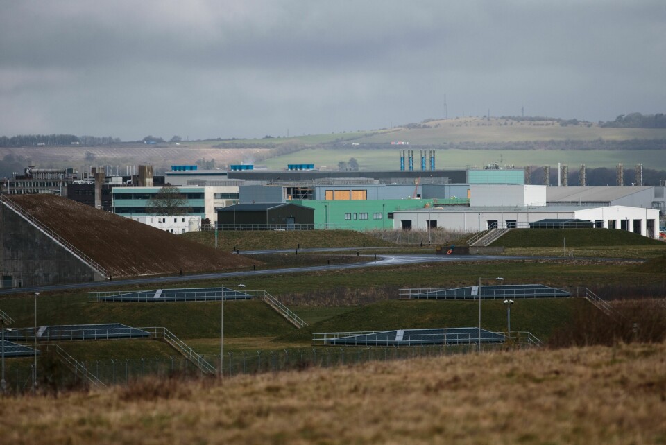 HEMMELIG ANLEGG: Porton Down har gjennom generasjoner vært et av Storbritannias mest hemmelige anlegg. Her er biologiske og kjemiske stridsmidler vært forsket frem. Fortsatt pågår hemmelig forskning i ved anlegget der verneutstyr er arbeidsantrekk og gjerder skal holde inntrengere ute − for deres egen helses skyld.