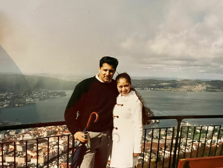 NYGIFTE: Et ungt, nygift par på besøk i Bergen – Nadia og Abid.