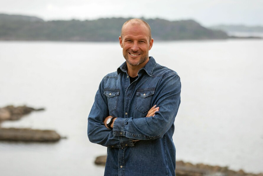 AKSEL LUND SVINDAL: Aksel Lund Svindal har fått seg en ny hobby i bølgene. Her er programlederen avbildet foran det våte element i forbindelse med «Mesternes mester»-innspillingen i fjor.